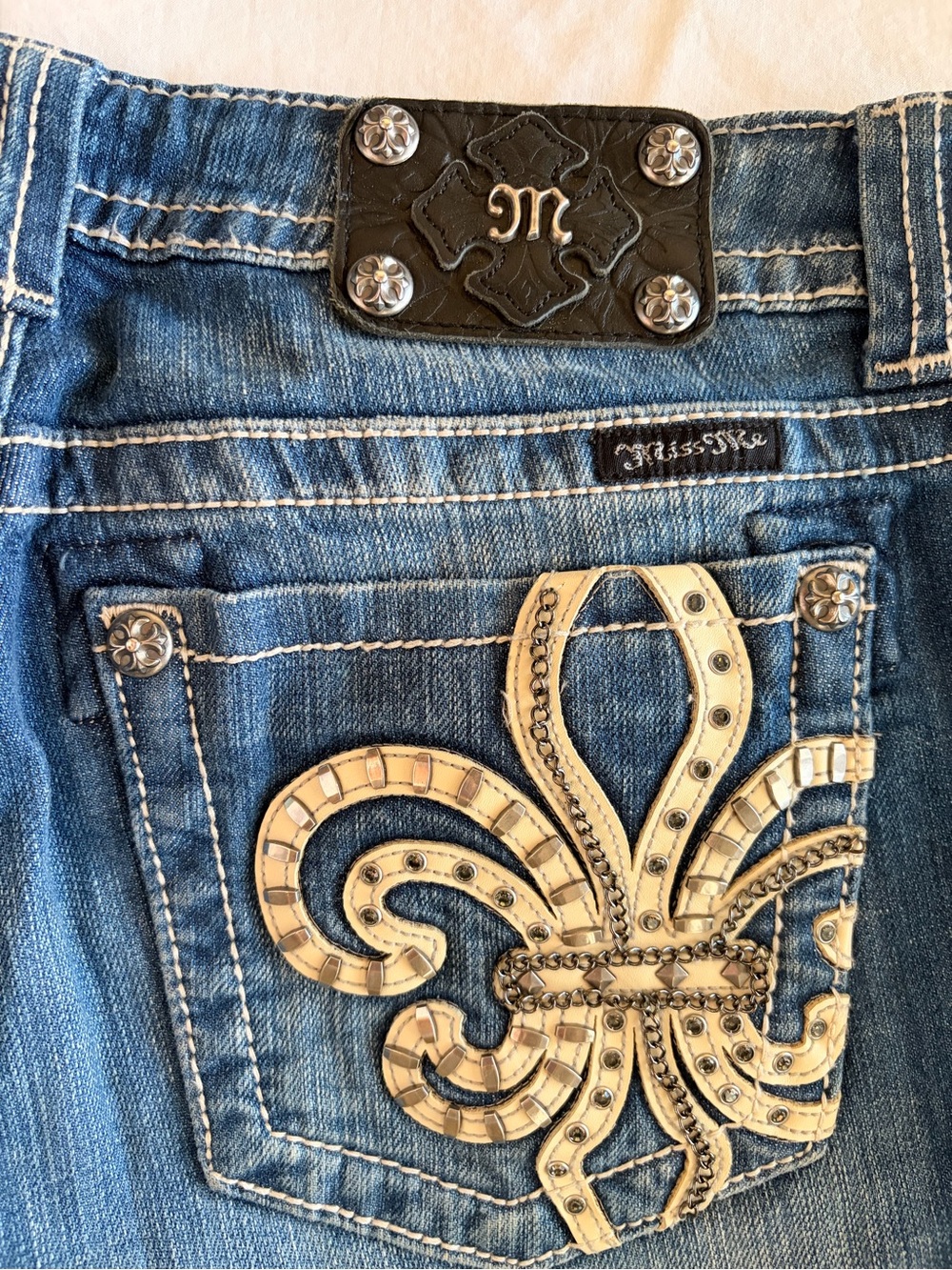 Women’s Miss Me Size 30 Embellished Fleur-De-lis Cuffed Capri Denim Jeans Y2K - Picture 3 of 8